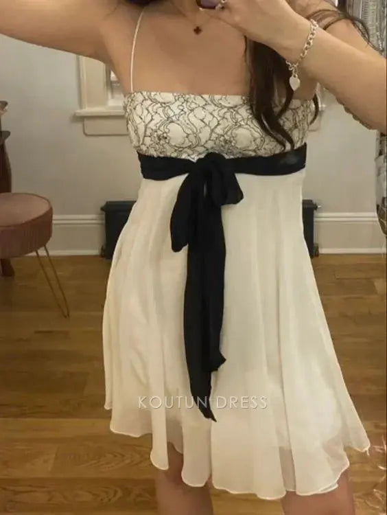 Close-up of lace bustier and sweetheart neckline on ivory white dress.