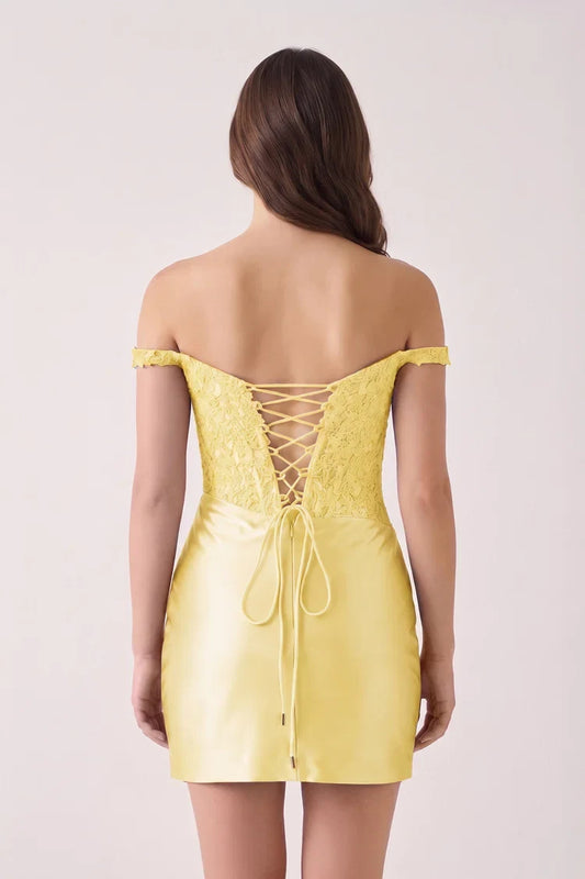 Dazzling Bodycon Off-Shoulder Applique Pleated Yellow Short Homecoming Dresses For Women