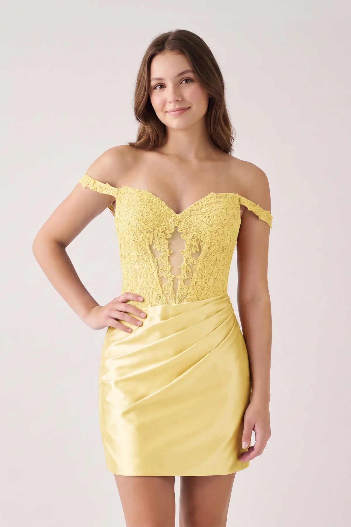Dazzling Bodycon Off-Shoulder Applique Pleated Yellow Short Homecoming Dresses For Women