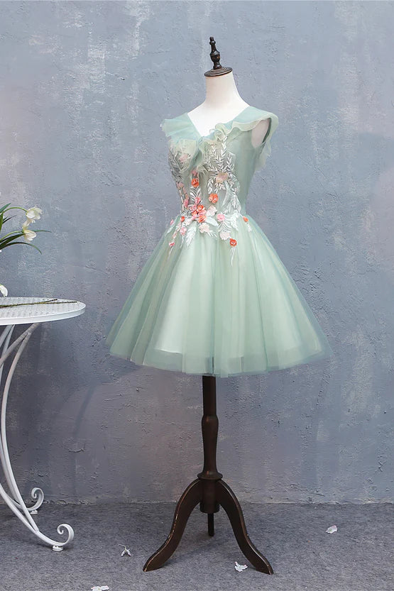 Elegant short formal dress with lace details and tulle skirt.