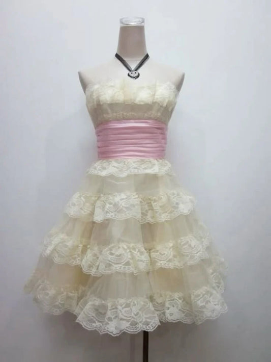 Elegant strapless neckline and tiered lace details of a midi homecoming dress.