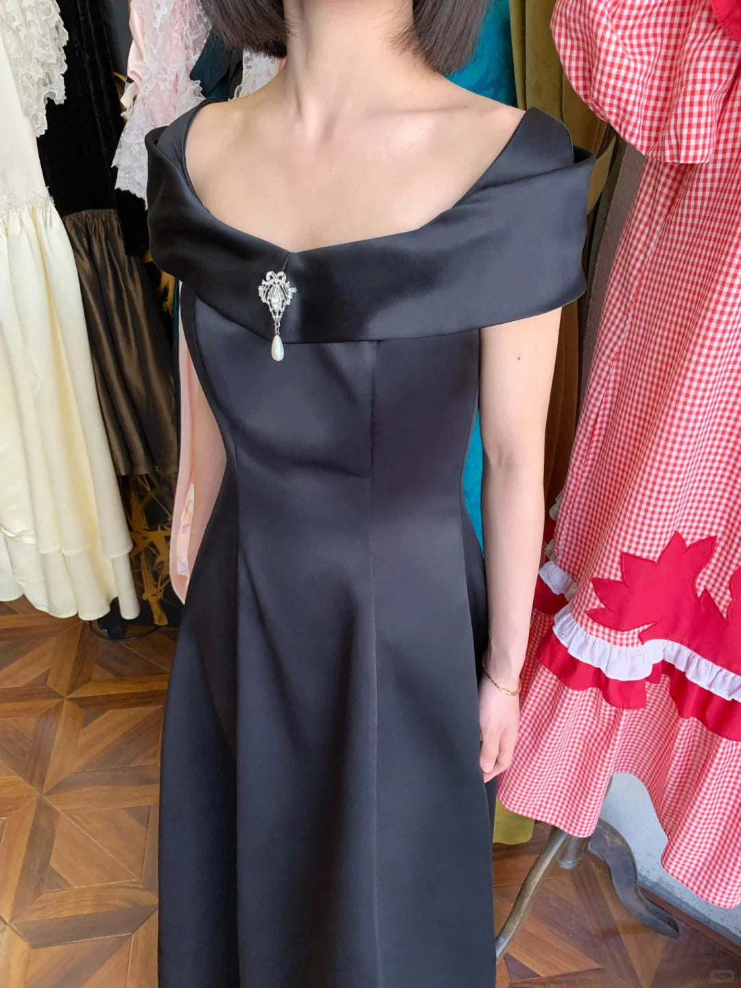Elegant Black Off The Shoulder Prom Dress With Satin Fabric Pearl Brooch And A Line Skirt For Formal Evening Party