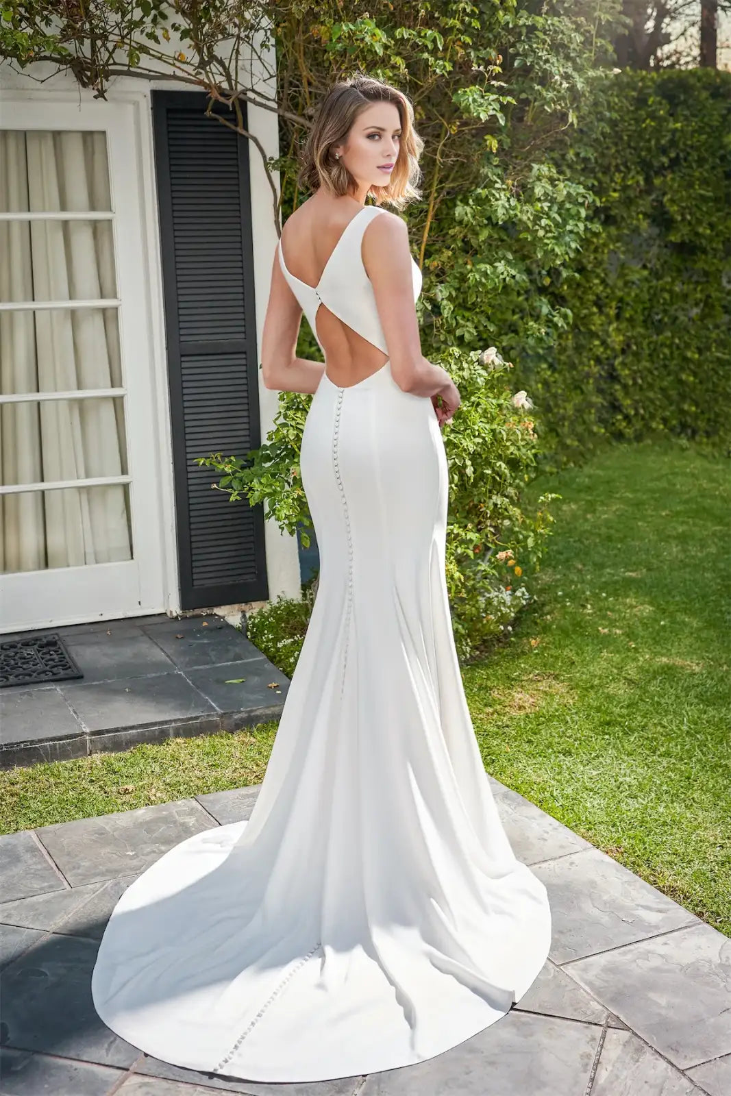Elegant Mermaid Plunge V-Neck Sleeveless Chic Ivory Floor-Length Wedding Bridal Gown