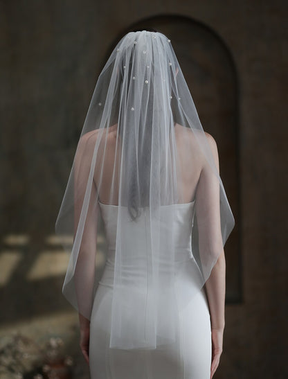 Stylish / Pearls Wedding Veil Fingertip Veils with Faux Pearl Tulle