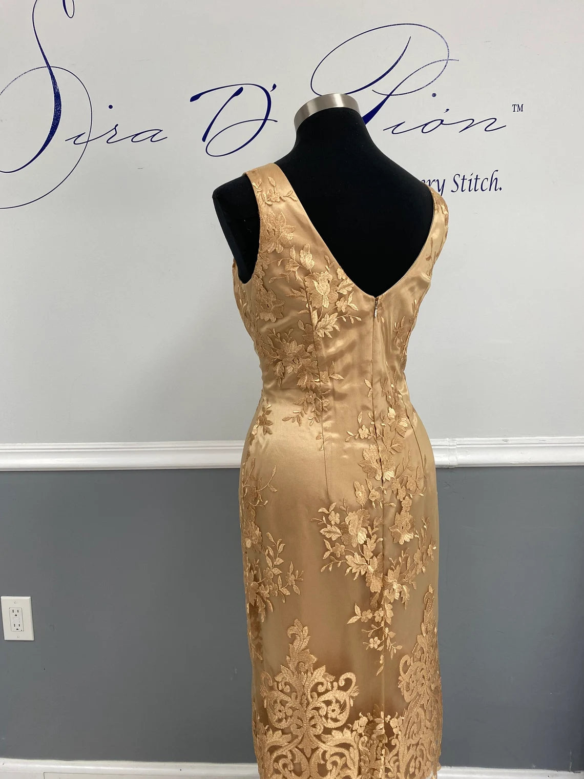 Sheath Antique Gold Lace Short Dress Elegant Sleeveless Mother of the Bride Dresse