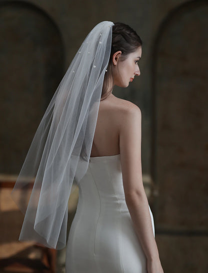 Stylish / Pearls Wedding Veil Fingertip Veils with Faux Pearl Tulle