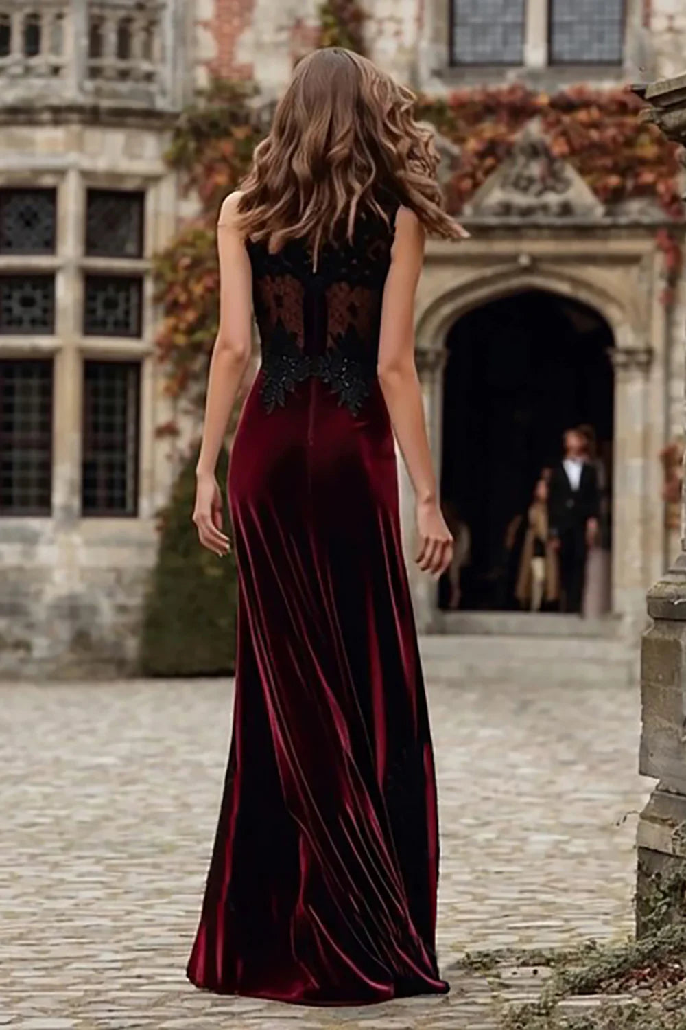 Burgundy Velvet Prom Dress With Black Lace Appliques And High Slit Mermaid Silhouette For Formal Evening Party