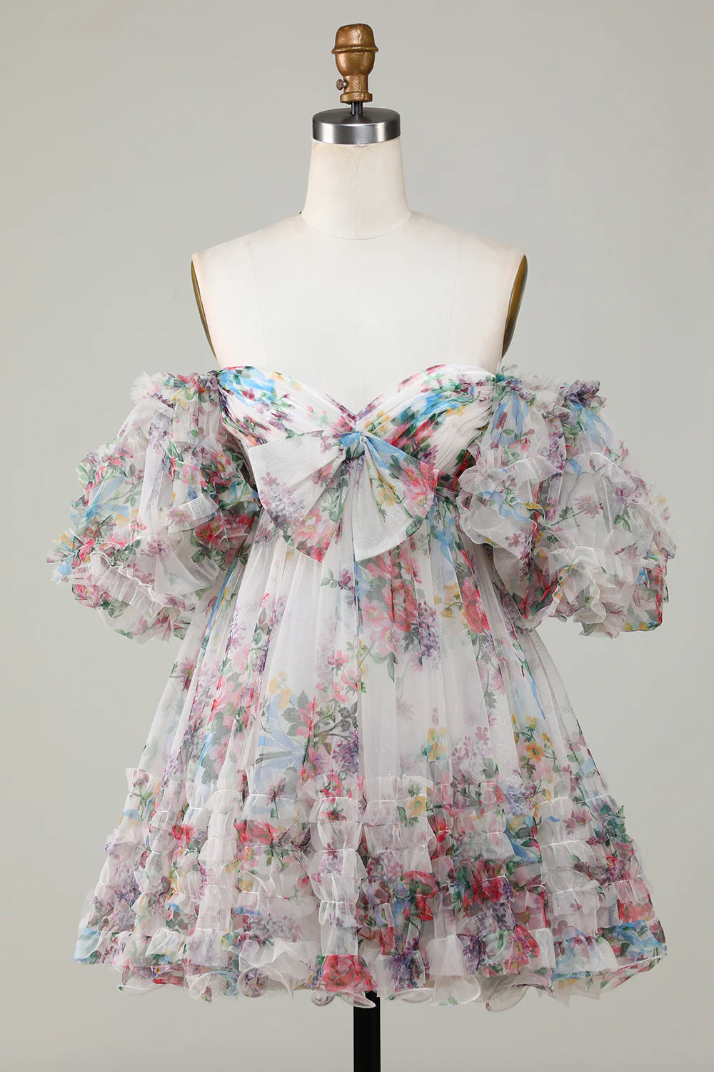 Model wearing the sweetheart neckline floral puff sleeve dress.