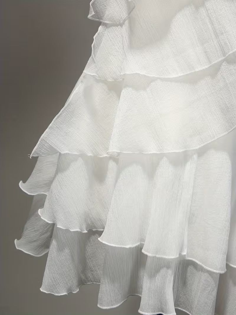 Elegant one-shoulder dress in chiffon fabric.