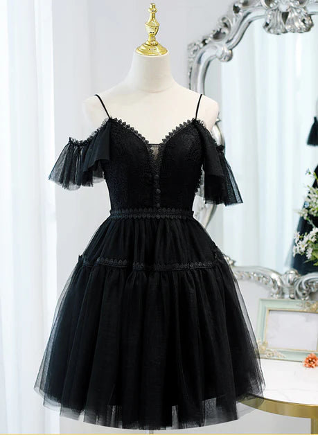 Model wearing a black A-line sweetheart off-shoulder tulle homecoming dress.