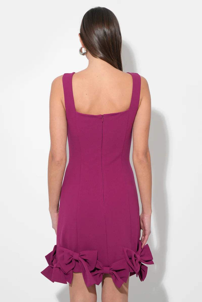Side view of the elegant mini homecoming dress with a sweetheart neckline.