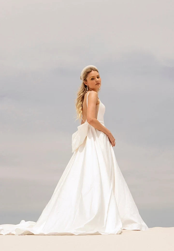 Chic A-Line Square-Neck Sleeveless Backless Bow Ivory Maxi Wedding Dresses Bride
