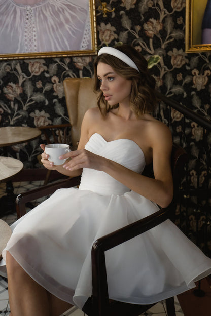 Chic A-Line Sweetheart Sleeveless Corset White Short Wedding Dress