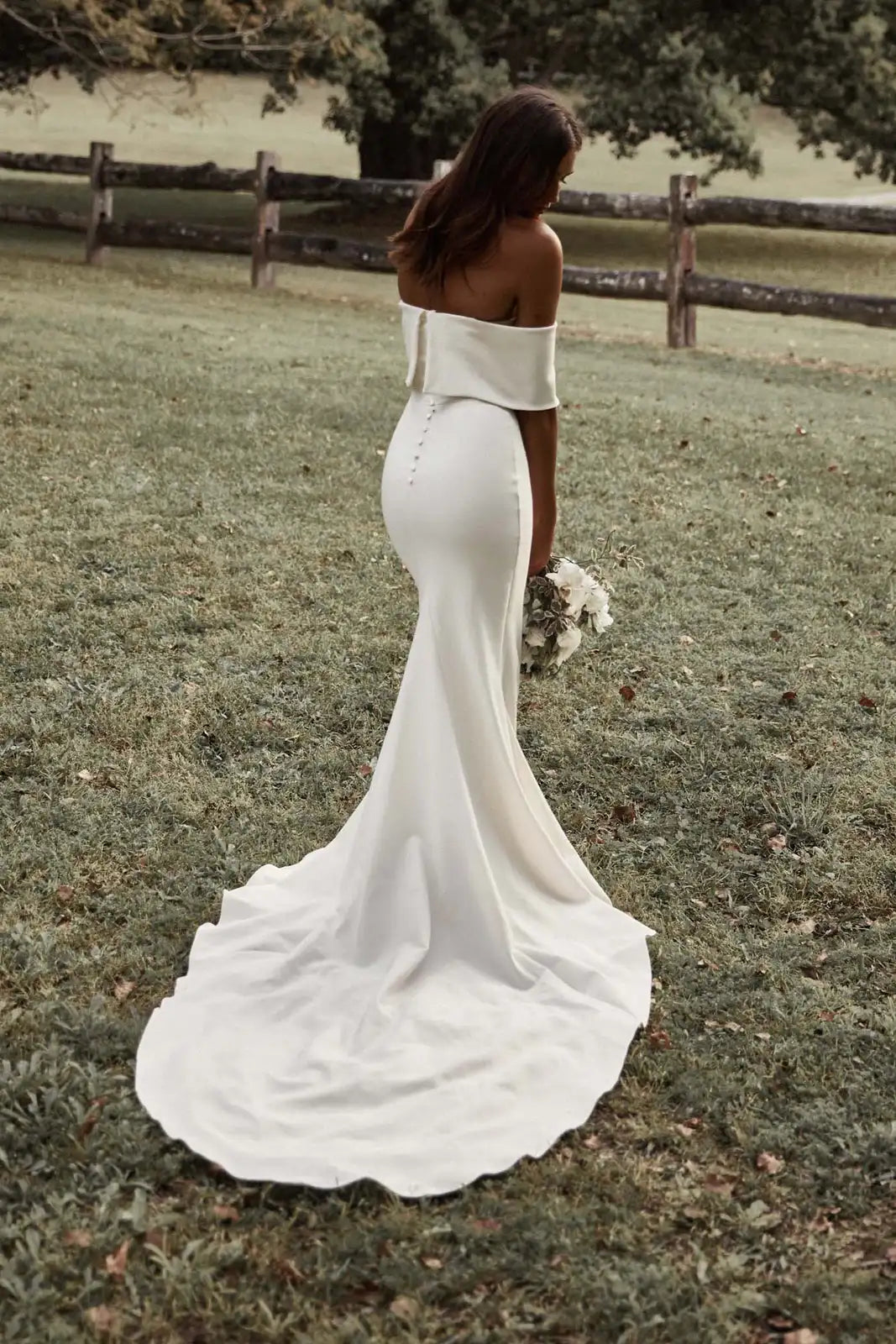 Chic Mermaid Off-Shoulder Sleek Ivory Floor-Length Wedding Dresses Gown for Brides