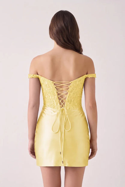 Dazzling Bodycon Off-Shoulder Applique Pleated Yellow Short Homecoming Dresses For Women