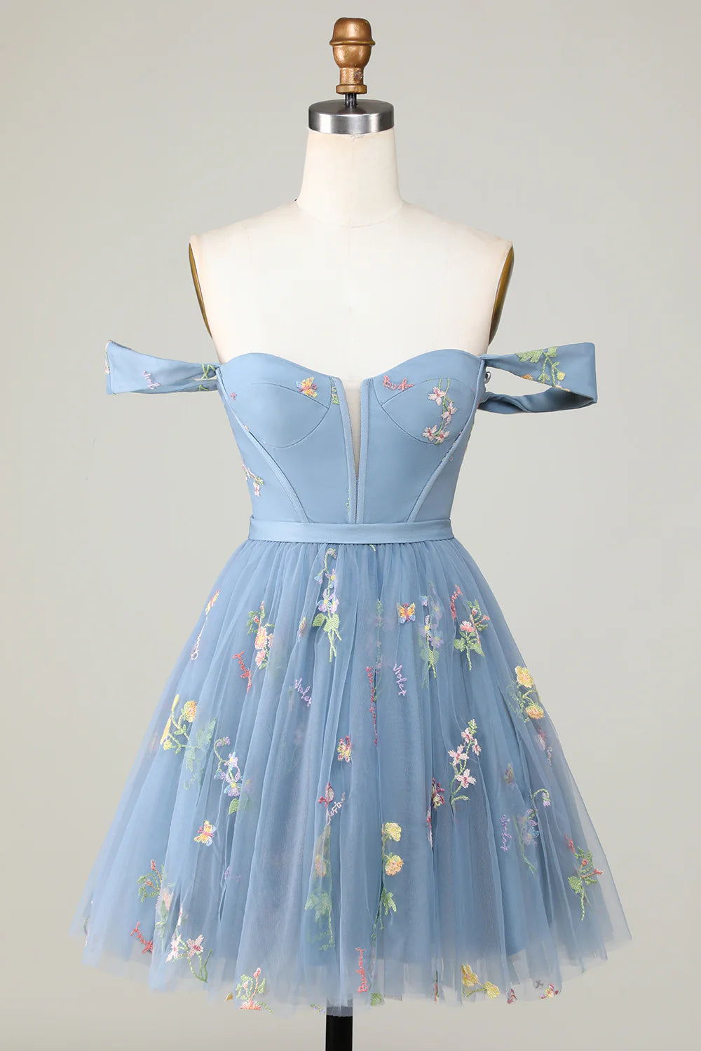 Elegant A-line homecoming dress with sweetheart neckline and embroidery.
