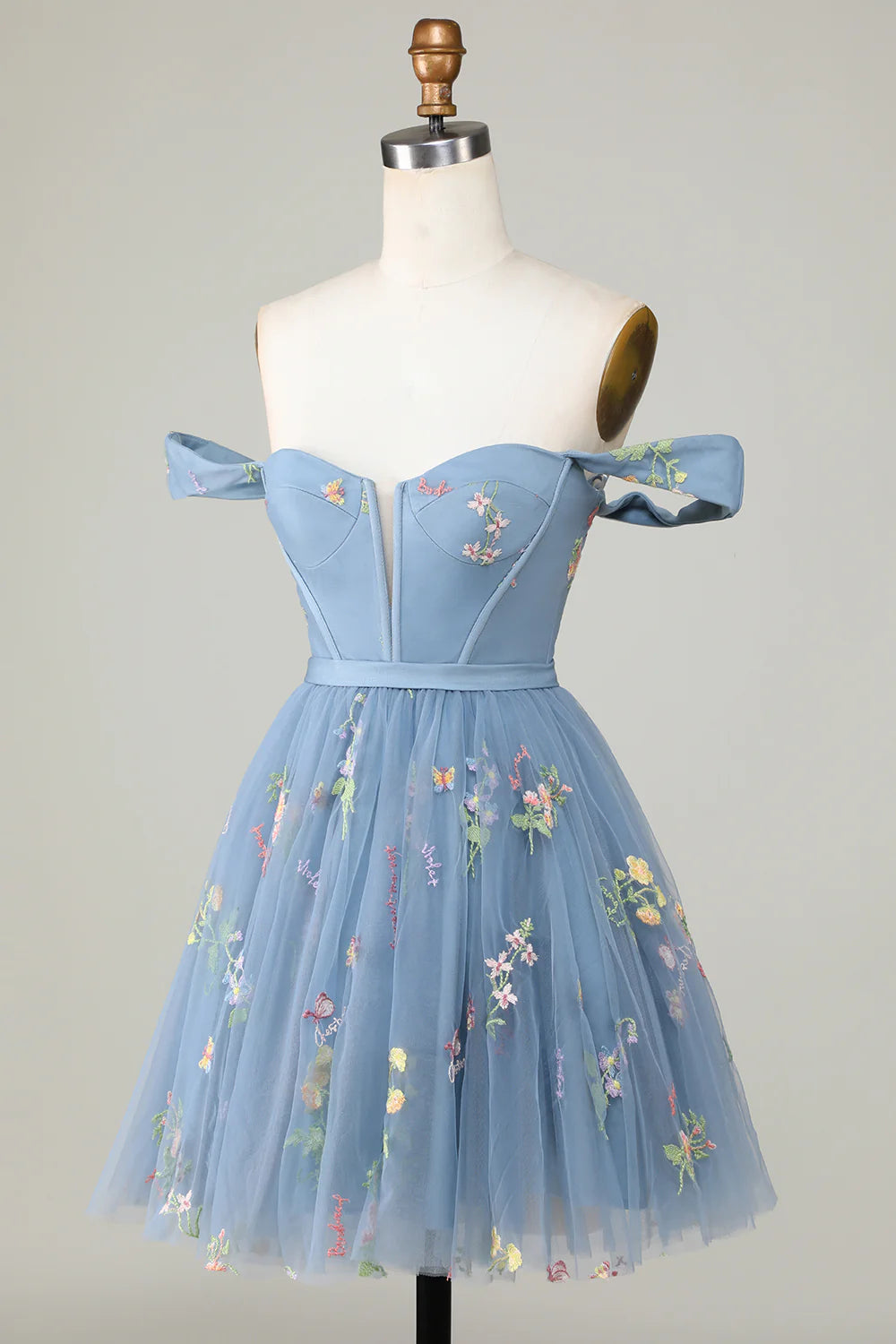 Side view of sweetheart neckline homecoming dress.
