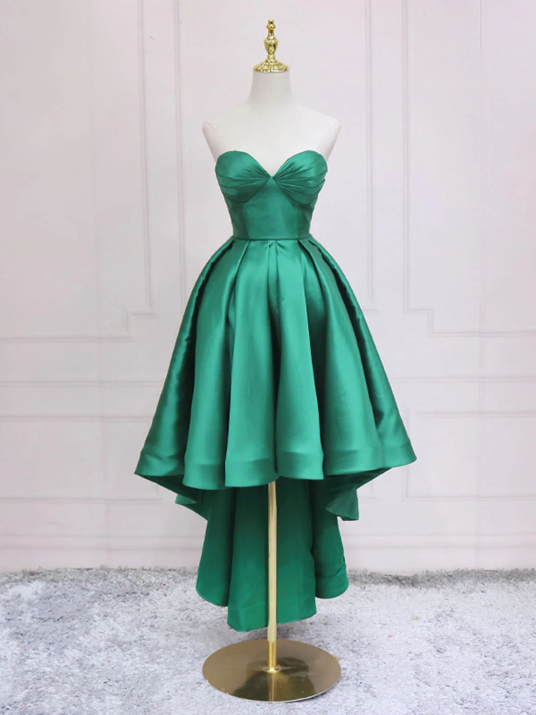 Model wearing an elegant green A-line sweetheart neck high-low prom dress.