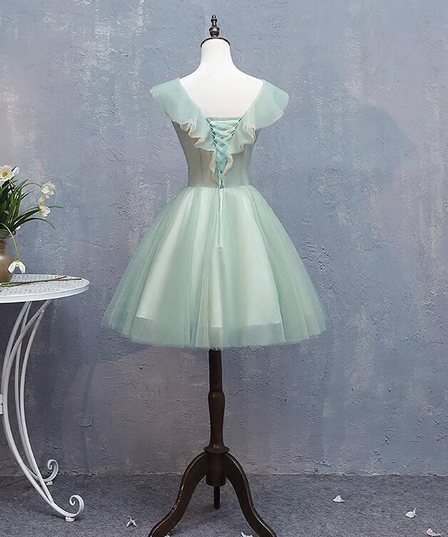 Model wearing a V-neck short tulle homecoming dress.