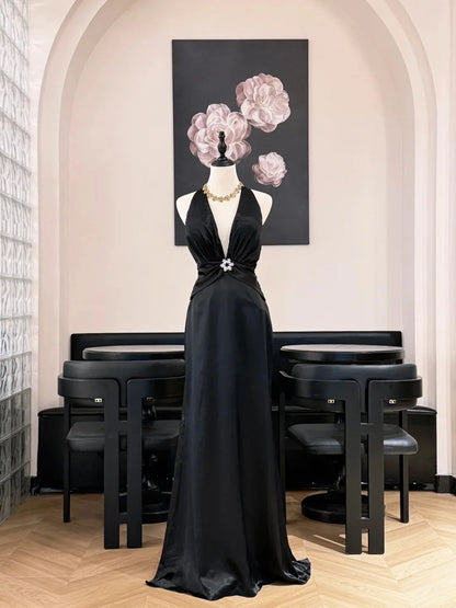 Elegant Black Halter Neck Prom Dress With Deep V Neckline Open Back And Crystal Brooch Accent For Formal Evening Party