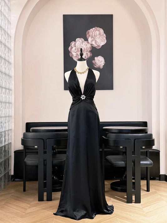 Elegant Black Halter Neck Prom Dress With Deep V Neckline Open Back And Crystal Brooch Accent For Formal Evening Party