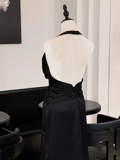 Elegant Black Halter Neck Prom Dress With Deep V Neckline Open Back And Crystal Brooch Accent For Formal Evening Party