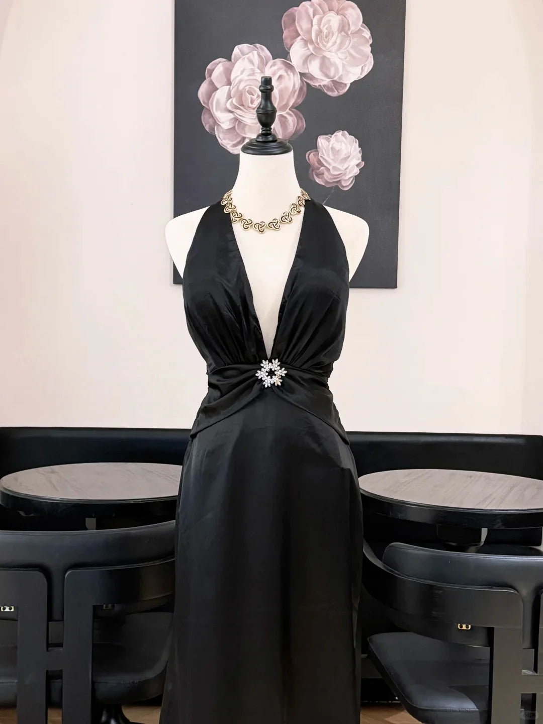Elegant Black Halter Neck Prom Dress With Deep V Neckline Open Back And Crystal Brooch Accent For Formal Evening Party