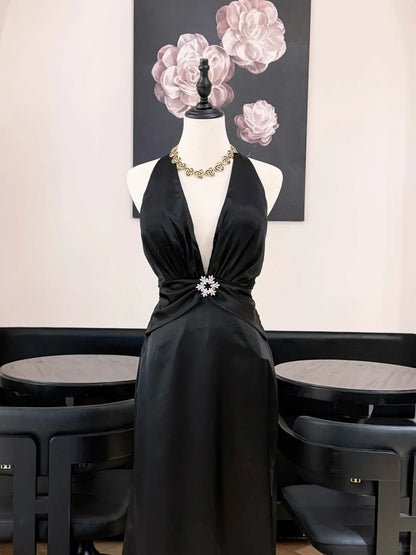 Elegant Black Halter Neck Prom Dress With Deep V Neckline Open Back And Crystal Brooch Accent For Formal Evening Party