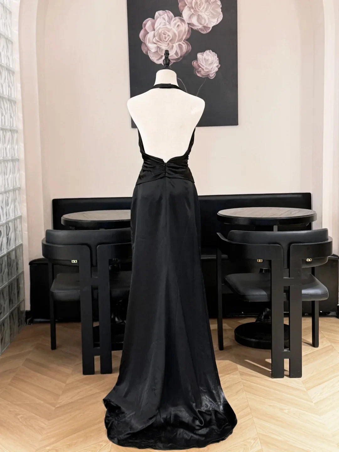 Elegant Black Halter Neck Prom Dress With Deep V Neckline Open Back And Crystal Brooch Accent For Formal Evening Party