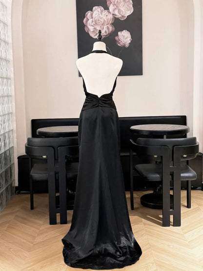 Elegant Black Halter Neck Prom Dress With Deep V Neckline Open Back And Crystal Brooch Accent For Formal Evening Party