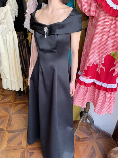 Elegant Black Off The Shoulder Prom Dress With Satin Fabric Pearl Brooch And A Line Skirt For Formal Evening Party