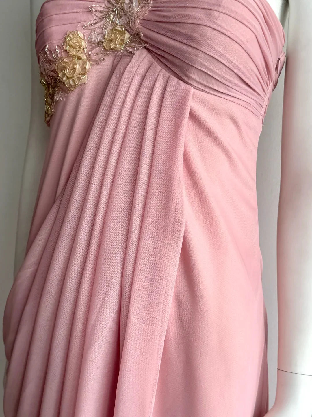 Elegant Blush Pink One Shoulder Prom Dress With Gold Floral Appliques And Draped Chiffon Skirt For Formal Evening Party