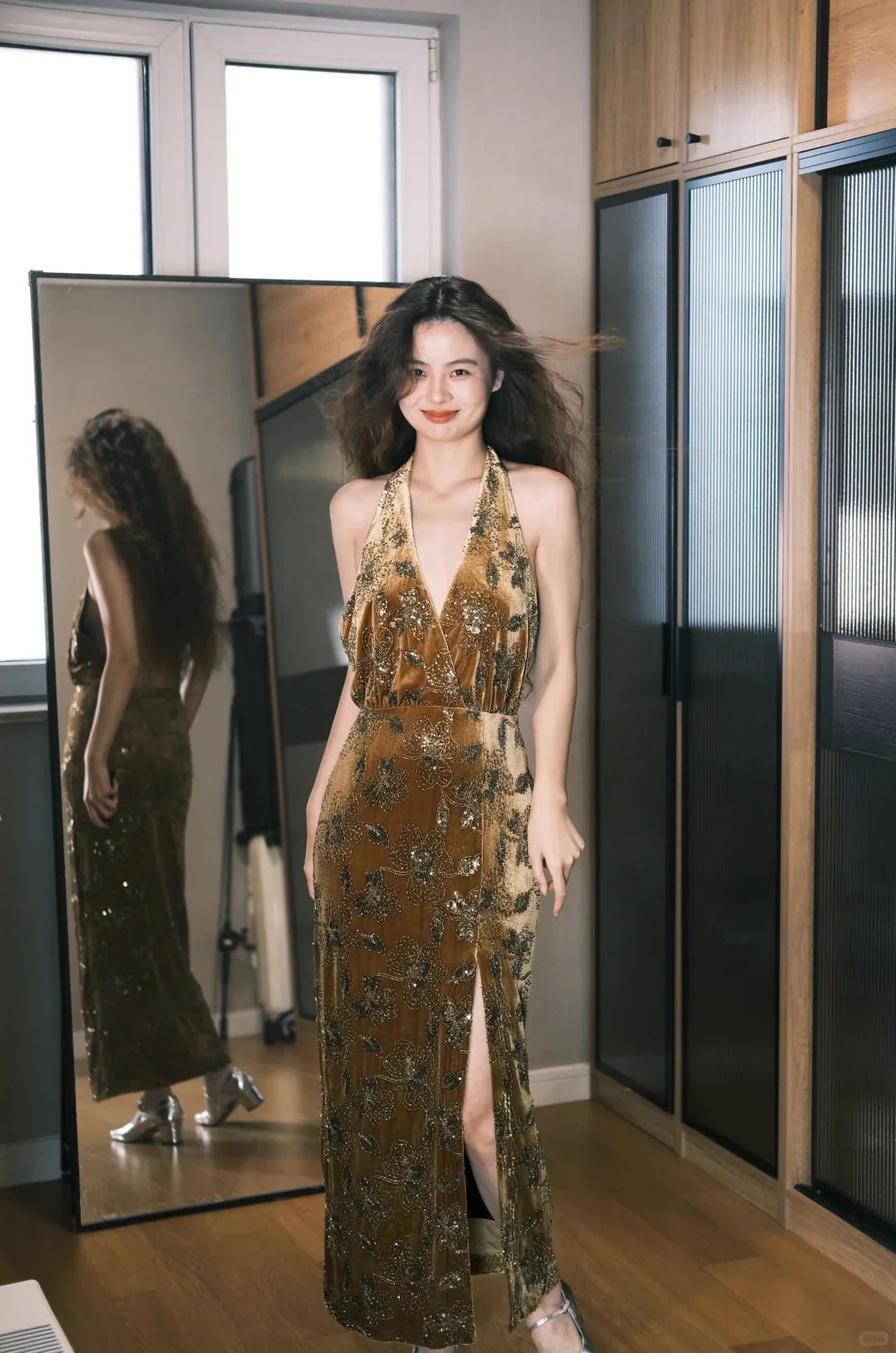 Elegant Gold Halter Neck Prom Dress With Velvet Floral Beaded Embroidery And Midi Skirt For Formal Evening Party
