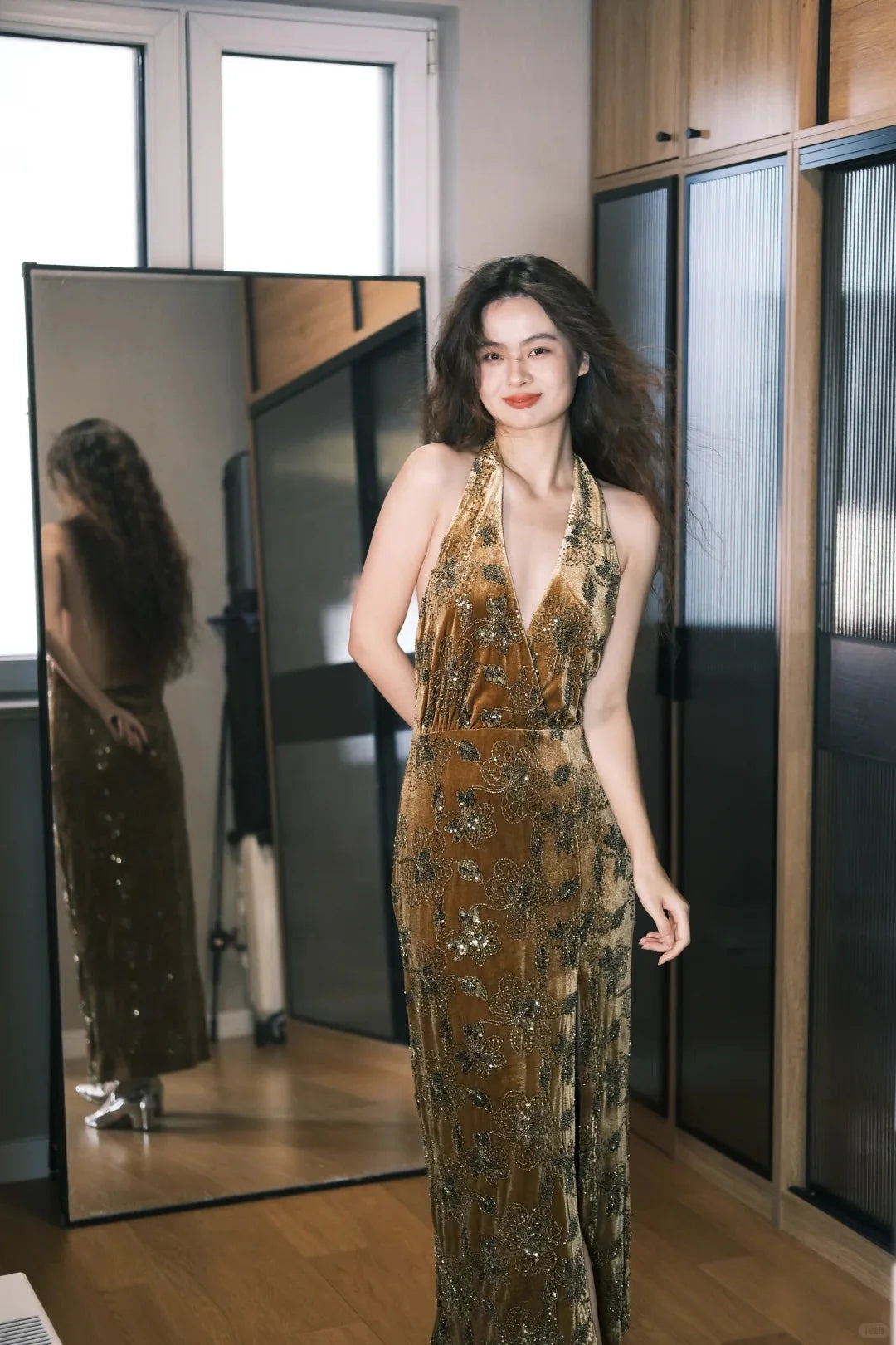 Elegant Gold Halter Neck Prom Dress With Velvet Floral Beaded Embroidery And Midi Skirt For Formal Evening Party