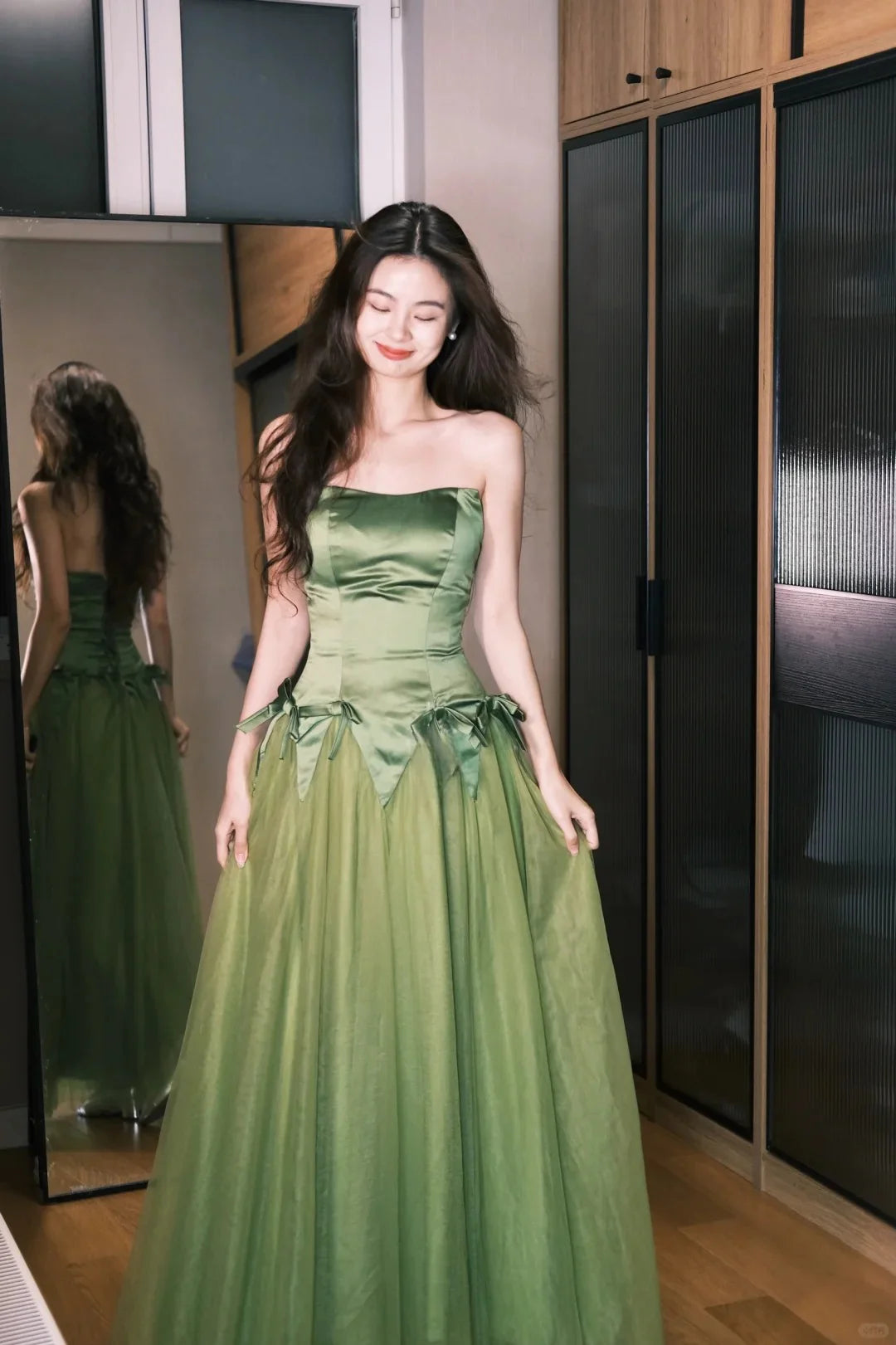 Elegant Green Strapless Prom Dress With Satin Bodice Bow Accents And Tulle Ball Gown Skirt For Formal Evening Party