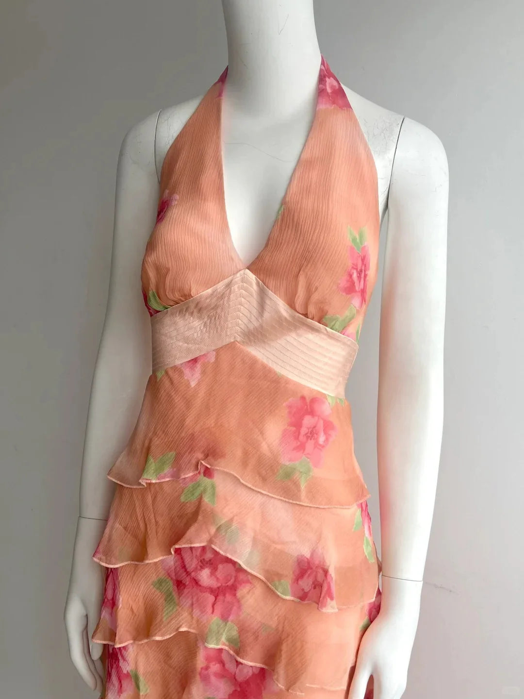 Elegant Peach Floral Halter Neck Prom Dress With Tiered Chiffon Skirt Open Back And V Neck For Formal Evening Party
