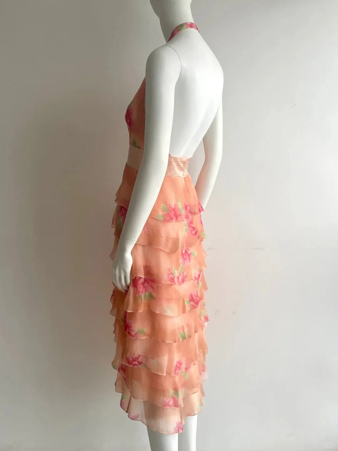 Elegant Peach Floral Halter Neck Prom Dress With Tiered Chiffon Skirt Open Back And V Neck For Formal Evening Party