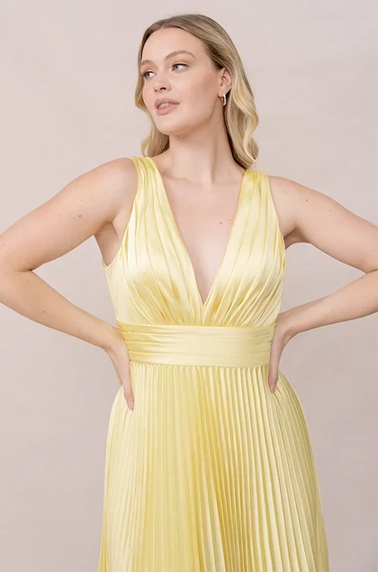 Elegant A-Line Deep V-Neck Sleeveless Pleated Pale Yellow Floor-Length Bridesmaid Gown