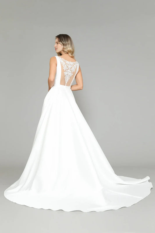 Elegant A-Line Deep V-Neck Sleeveless White Backless Lace Floor-Length Wedding Dresses Gown