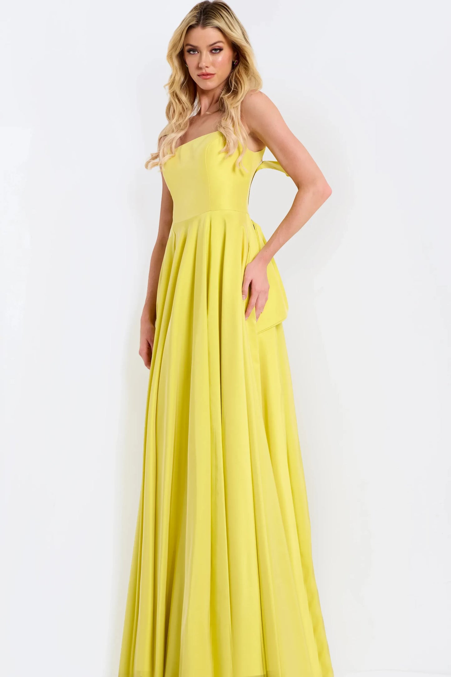 Elegant A-Line Square Neck Sleeveless Yellow Pleated Bow-Back Floor-Length Evening Gown