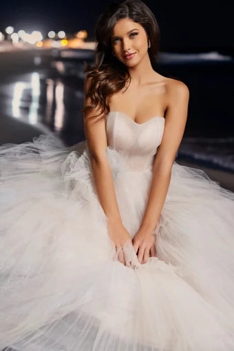 Elegant A-Line Sweetheart Sleeveless Layered Tulle Ivory Floor-Length Evening Gown for Women