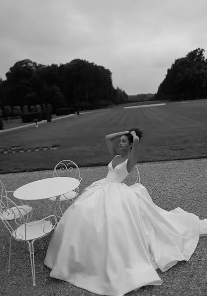 Elegant Ballgown V-Neck Sleeveless Corset Dramatic White Maxi Wedding Dresses Bride
