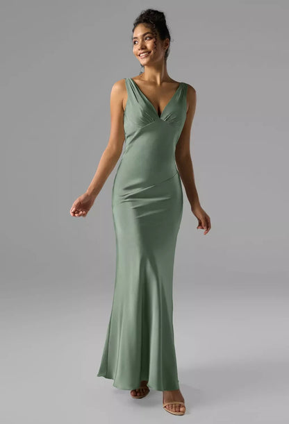 Elegant Fitted V-Neck Sleeveless Cowl-Back Ruched Green Maxi Bridesmaid Dress Women