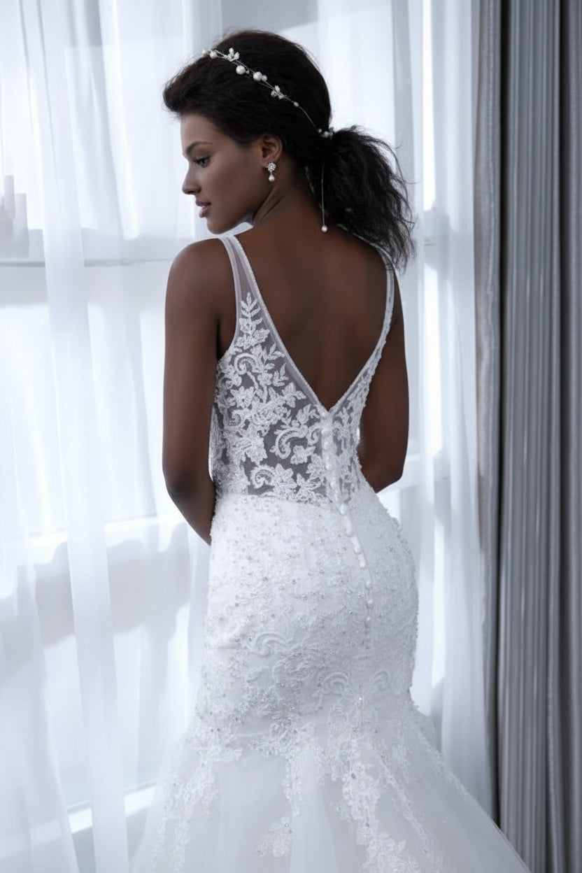 Elegant Mermaid V-Neck Sleeveless Lace Chapel White Wedding Gown