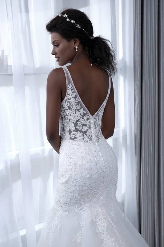 Elegant Mermaid V-Neck Sleeveless Lace Chapel White Wedding Gown