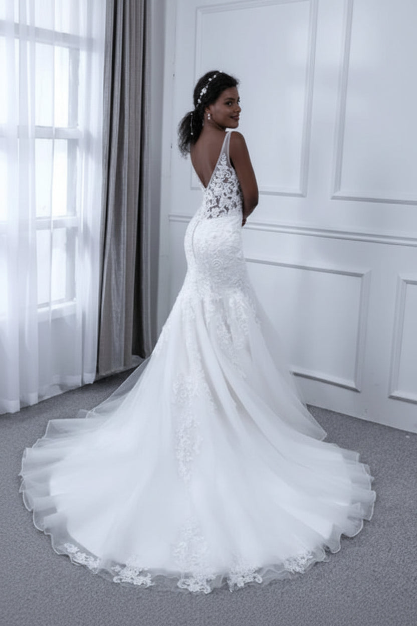 Elegant Mermaid V-Neck Sleeveless Lace Chapel White Wedding Gown
