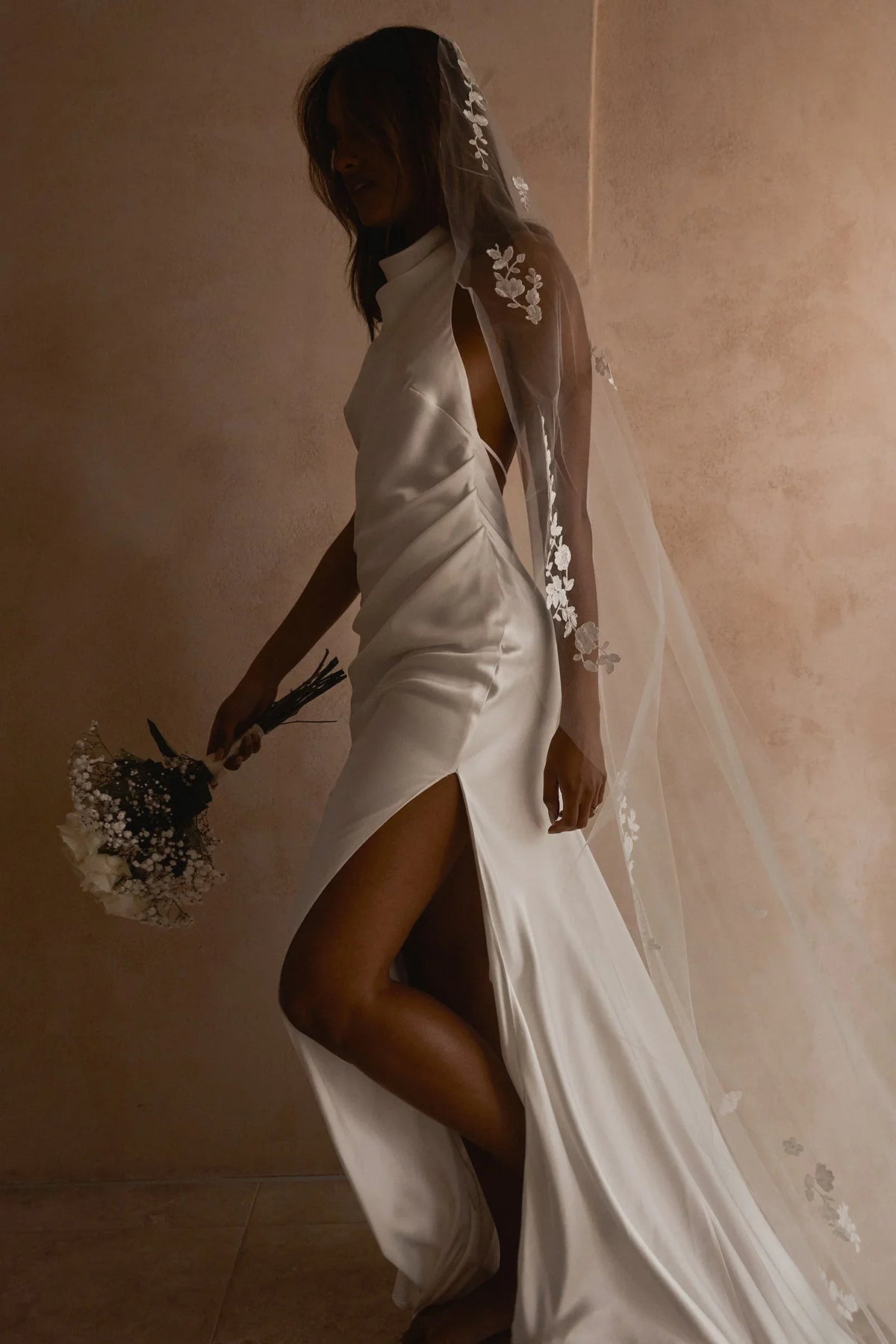 Elegant Sheath Halter Neck Sleeveless Backless Ivory Floor-Length Wedding Gown