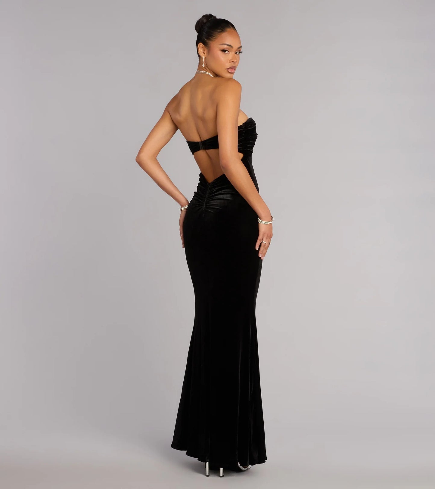 Luxurious Black Velvet Strapless Twist Front Mermaid Prom Dress with Open Back