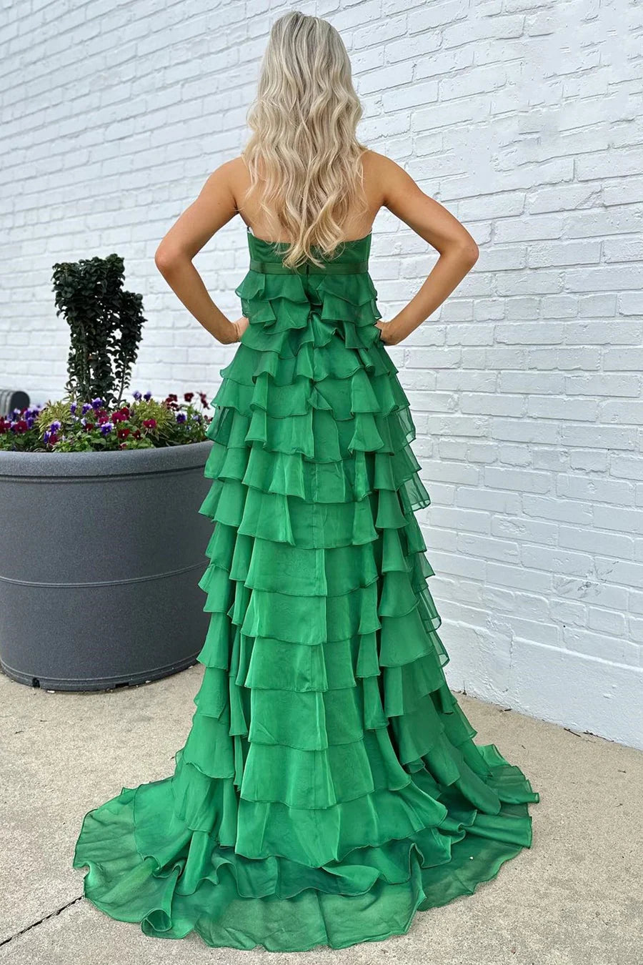 Luxury Emerald Green Evening Dresses Strapless with Chiffon Silhouette and Ruffled Skirt