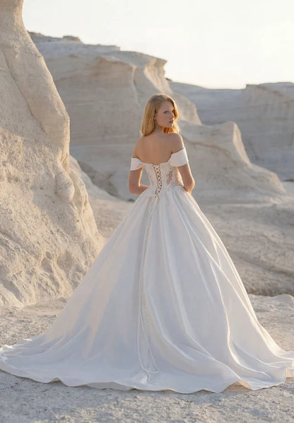 Romantic A-Line Sweetheart Sleeveless Corset Applique Ivory Long Wedding Dresses Gown